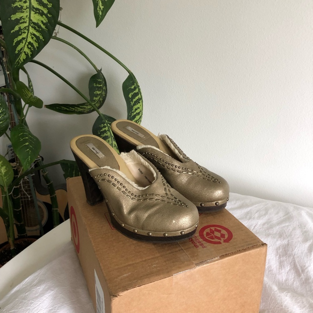 Metro 7 miles clogs gold sherpa lined
